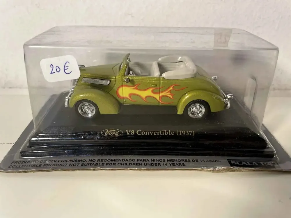 Ford V8 decappottabile verde del 1937 (auto americana)