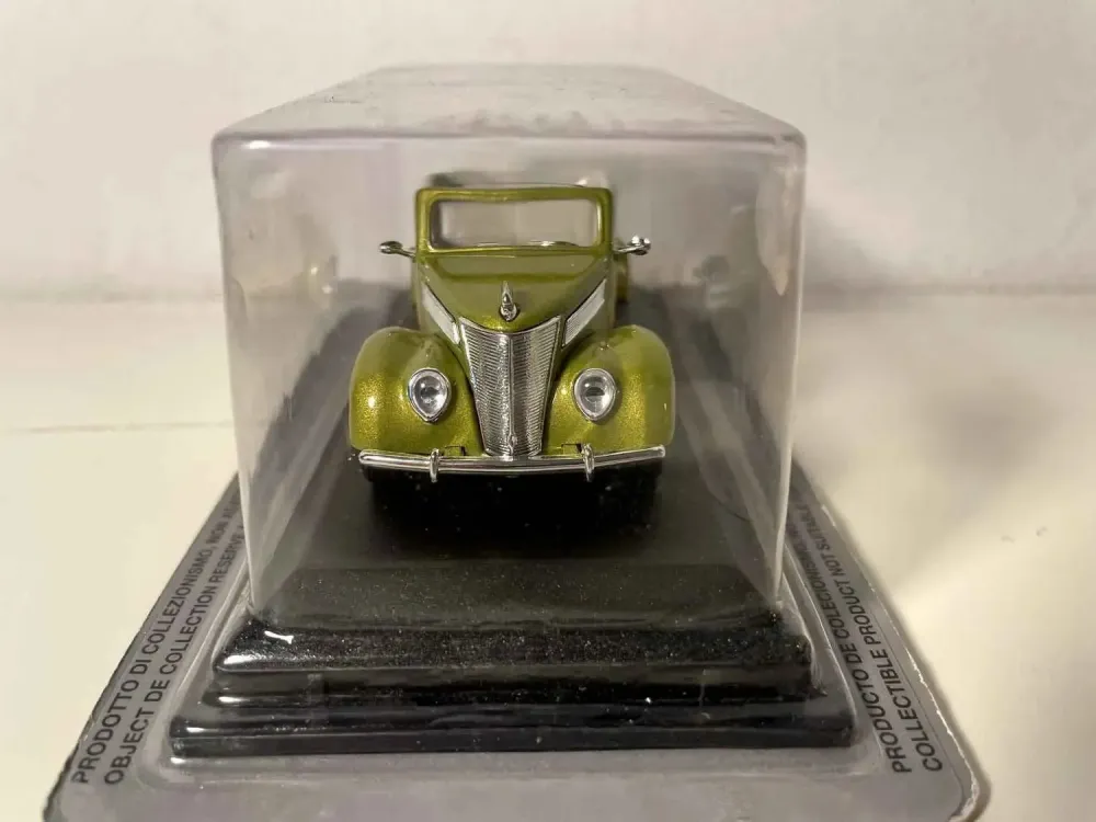 Ford V8 decappottabile verde del 1937 (auto americana)