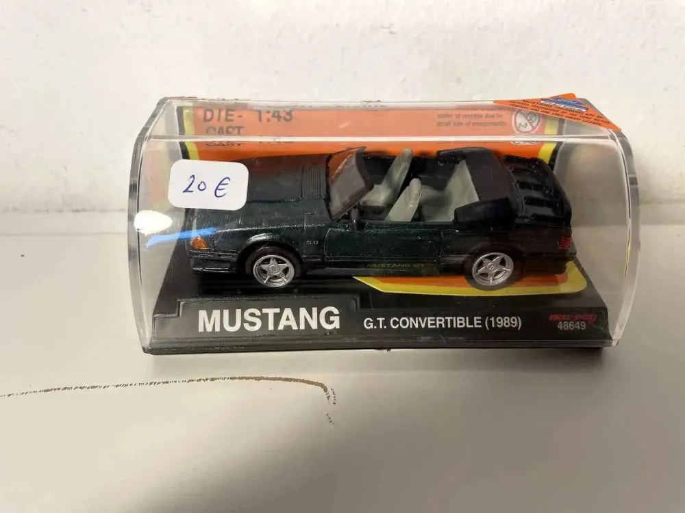 Ford Mustang GT Convertible del 1989, verde scuro (auto americana)