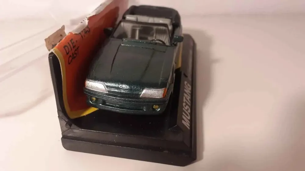 Ford Mustang GT Convertible del 1989, verde scuro (auto americana)