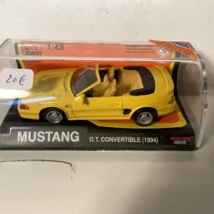 Ford Mustang GT decappottabile gialla del 1994 (auto americana)