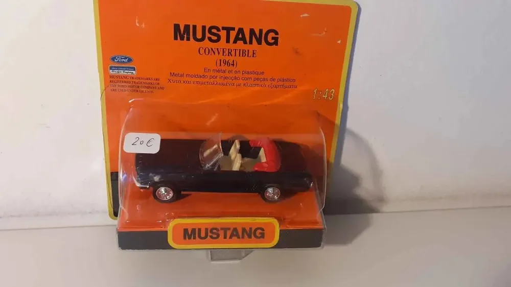 Ford Mustang decappottabile nera del 1964 (auto americana)
