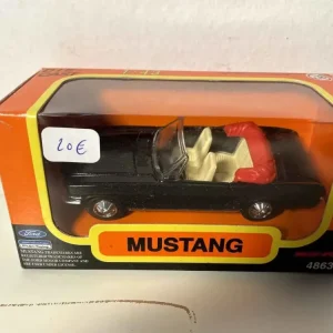 Ford Mustang decappottabile nera del 1964 (auto americana)