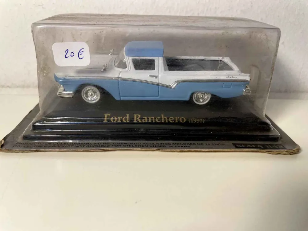Ford Ranchero blu e bianca del 1957 (auto americana)