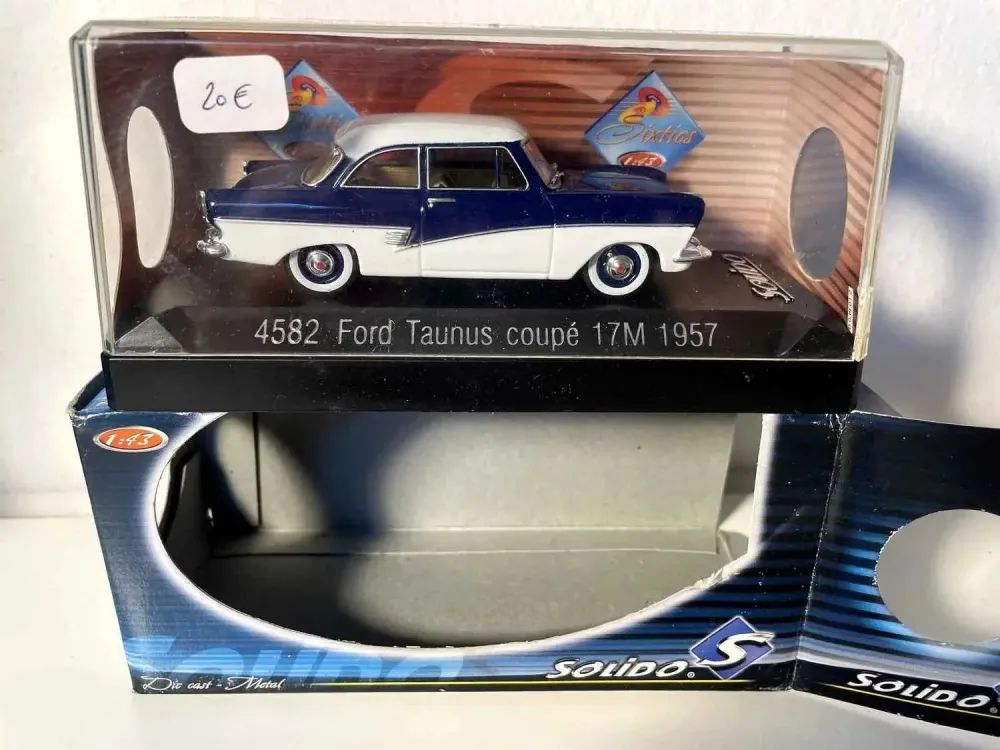 Ford Taunus coupé 17M blu e bianca del 1957 (riferimento Solido 4582) CON la scatola di cartone