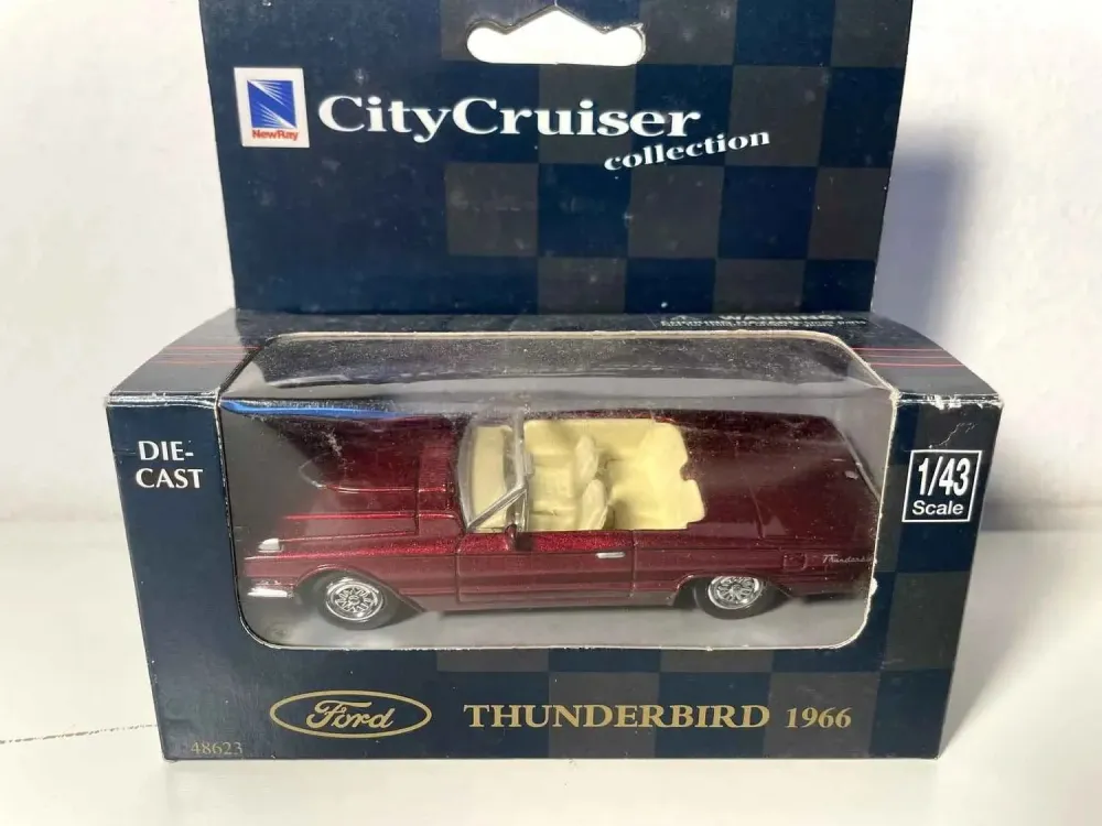 Ford Thunderbird Burgundy City Cruiser del 1966 (auto americana)