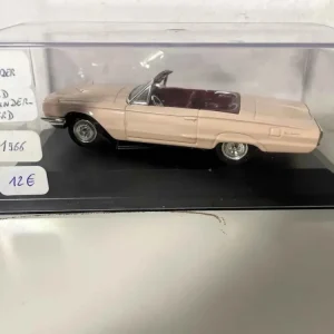 Ford Thunderbird rosa salmone del 1966 (auto americana) - scatola plexiglas