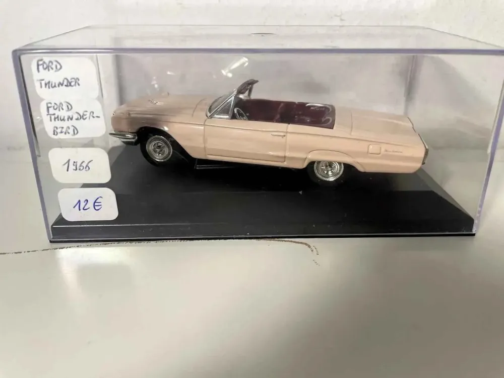 Ford Thunderbird rosa salmone del 1966 (auto americana) - scatola plexiglas