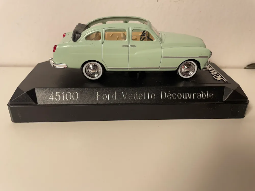 Ford Vedette decappottabile verde chiaro (riferimento Solido 45100)