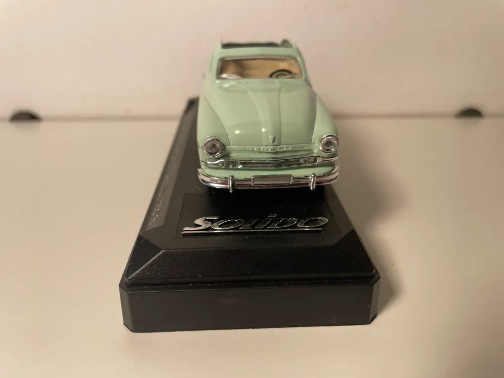 Ford Vedette decappottabile verde chiaro (riferimento Solido 45100)