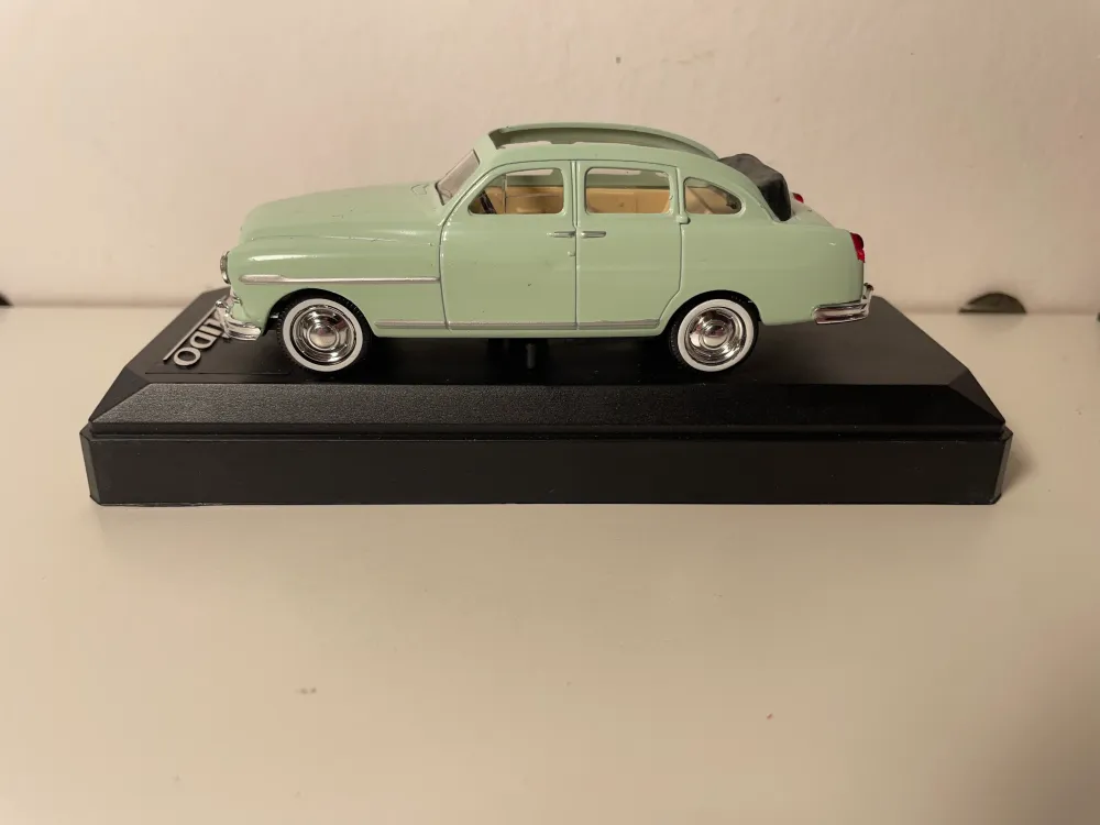 Ford Vedette decappottabile verde chiaro (riferimento Solido 45100)