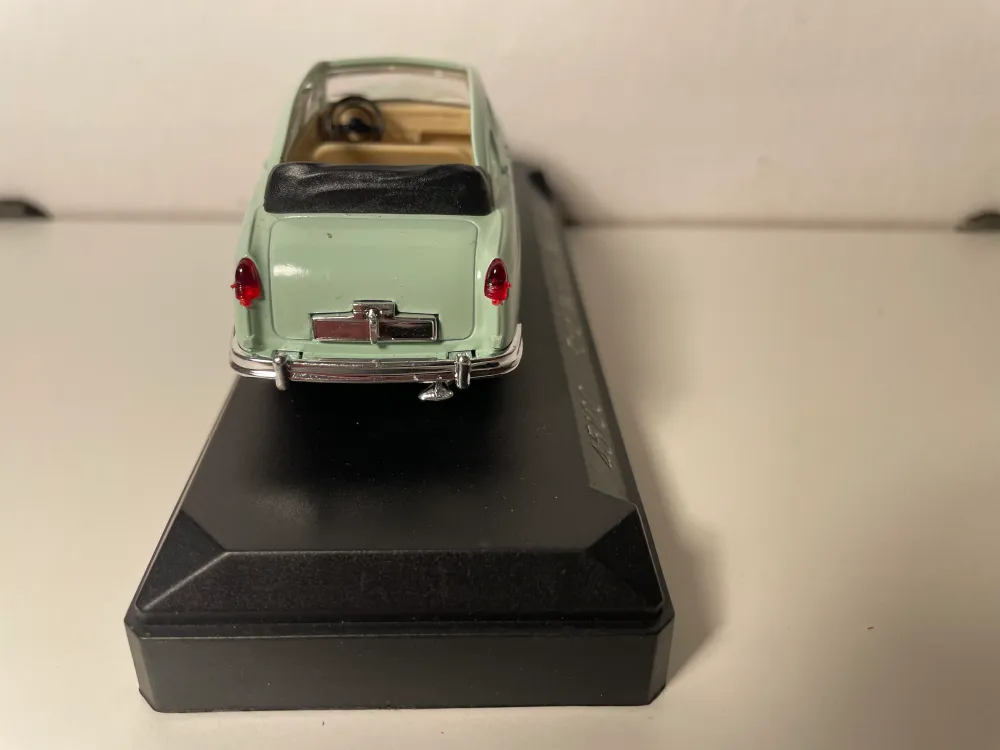 Ford Vedette decappottabile verde chiaro (riferimento Solido 45100)