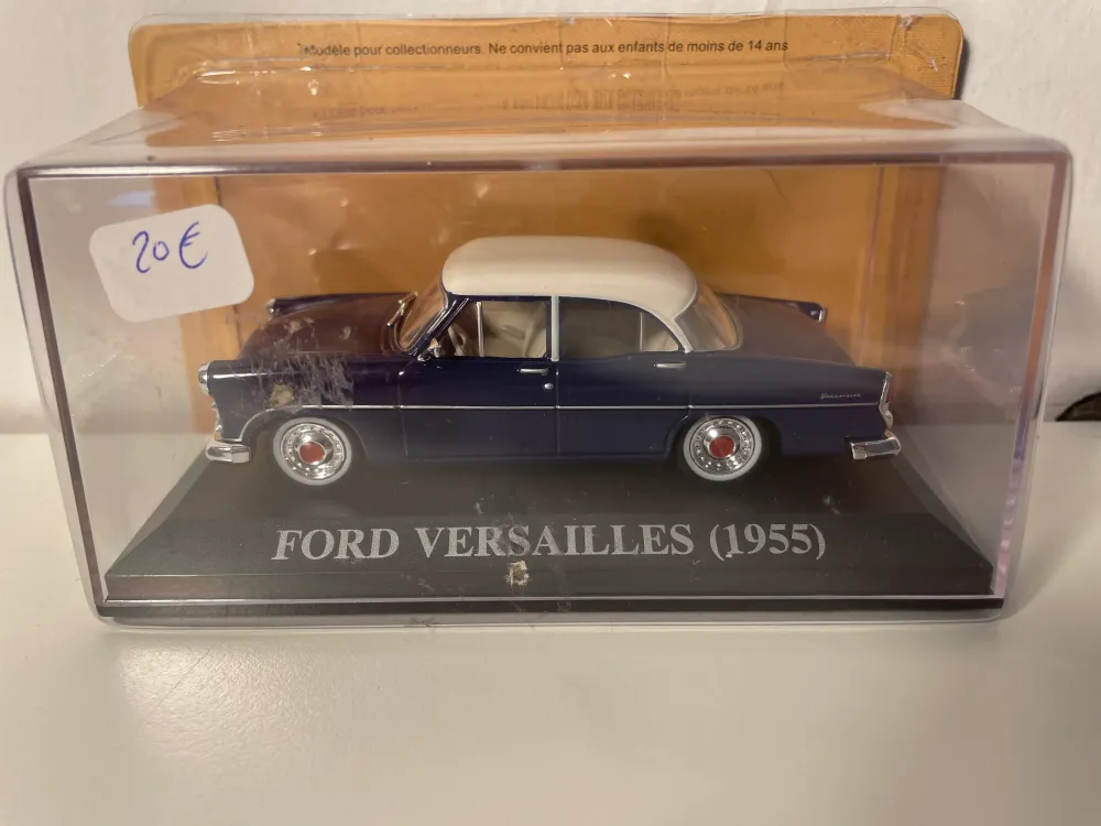Ford Versailles blu del 1955 con tetto bianco sporco