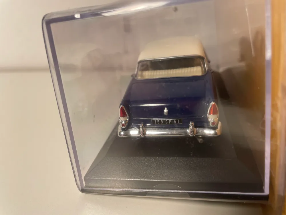 Ford Versailles blu del 1955 con tetto bianco sporco