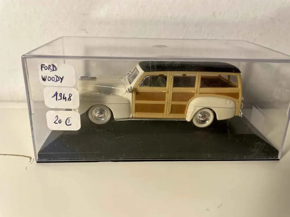 Ford Woody bianca, marrone e nera del 1948 (auto americana) - Scatola plexiglas