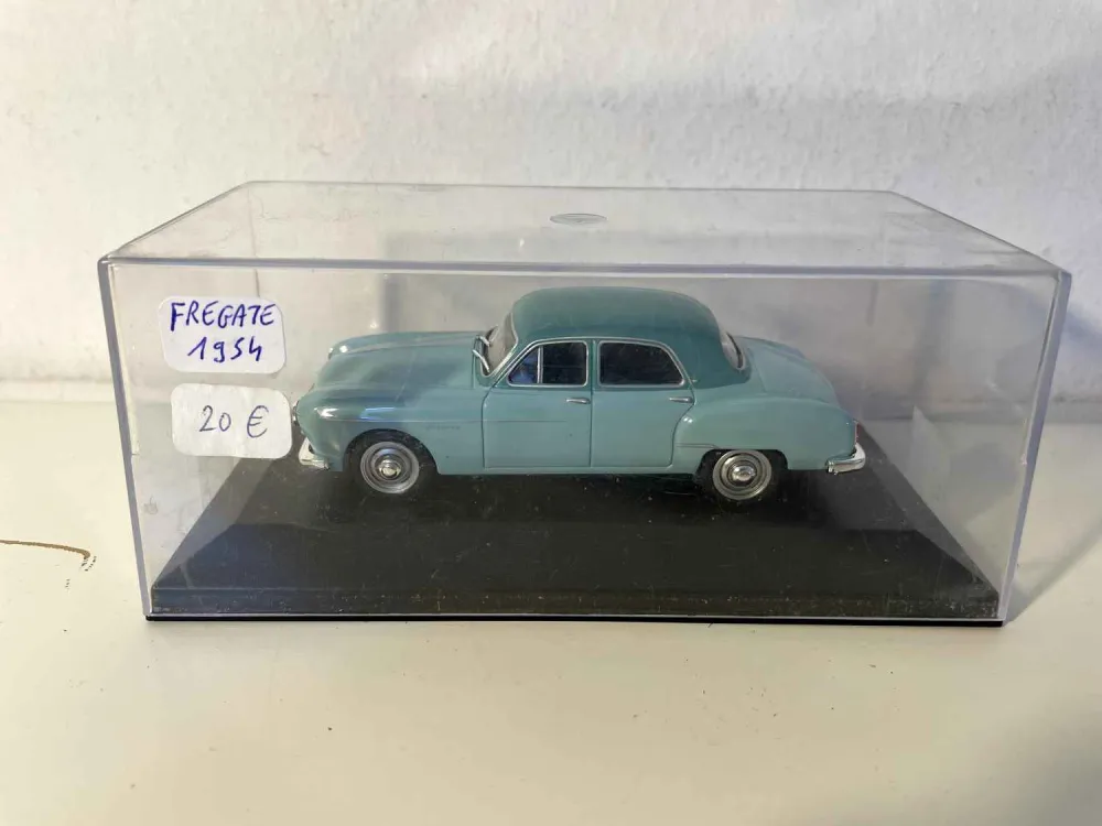 Fregata verde Renault (2 colori di verde) del 1954