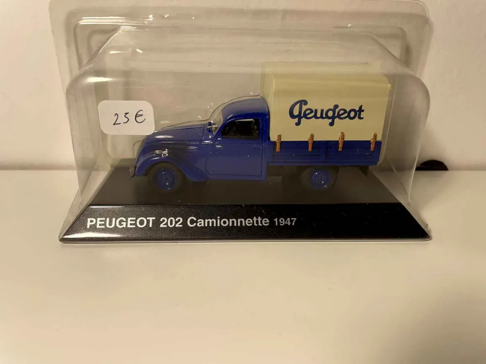 Furgone Peugeot 202 con telone blu del 1947 (telone beige con scritta PEUGEOT)