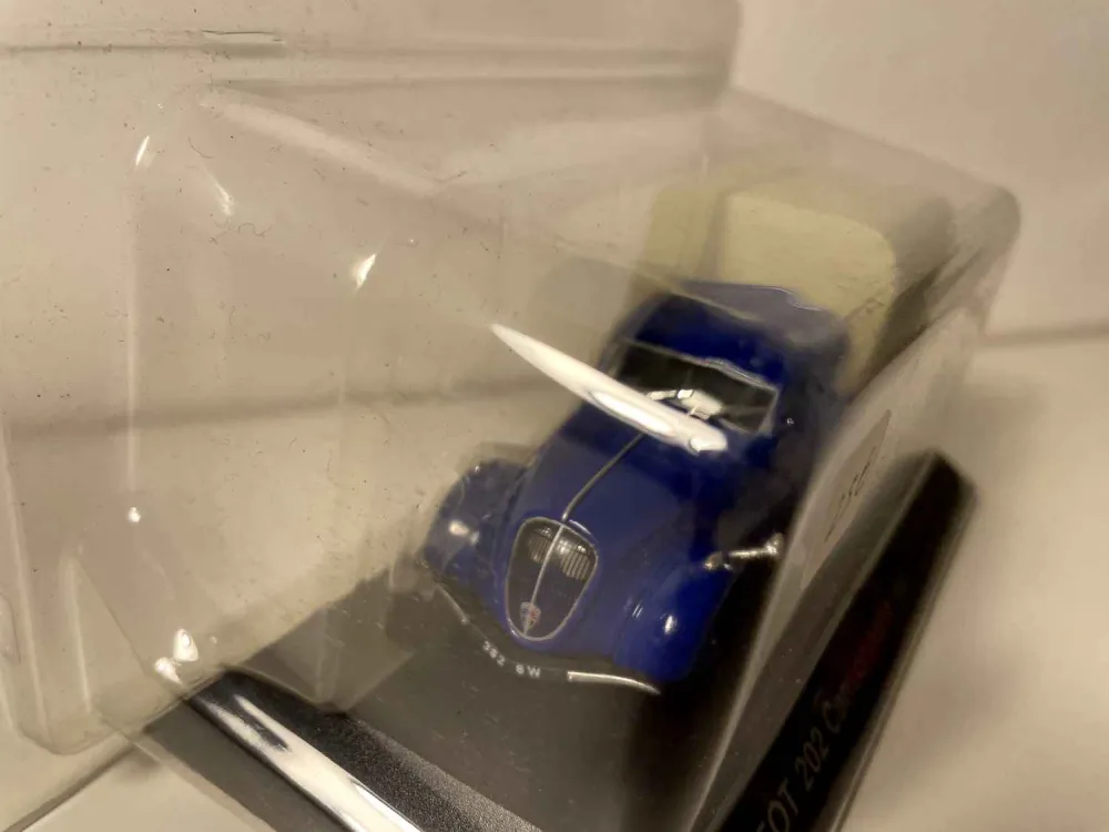 Furgone Peugeot 202 con telone blu del 1947 (telone beige con scritta PEUGEOT)