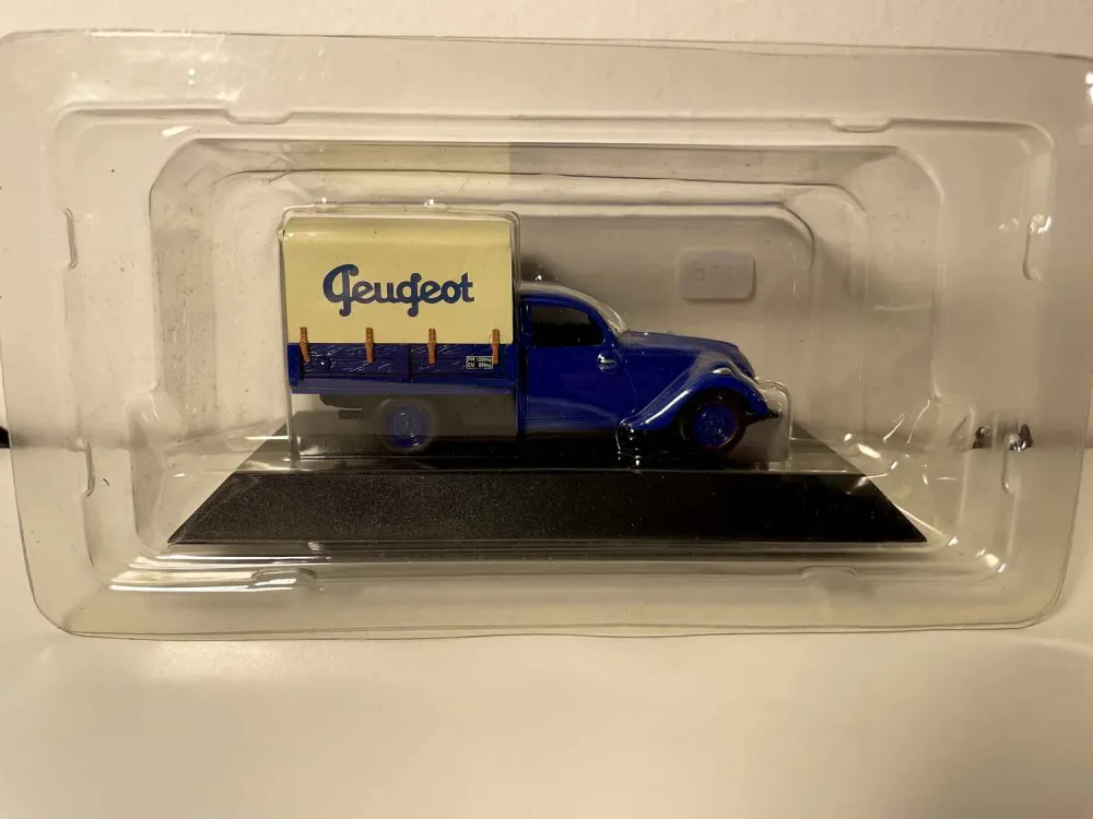 Furgone Peugeot 202 con telone blu del 1947 (telone beige con scritta PEUGEOT)