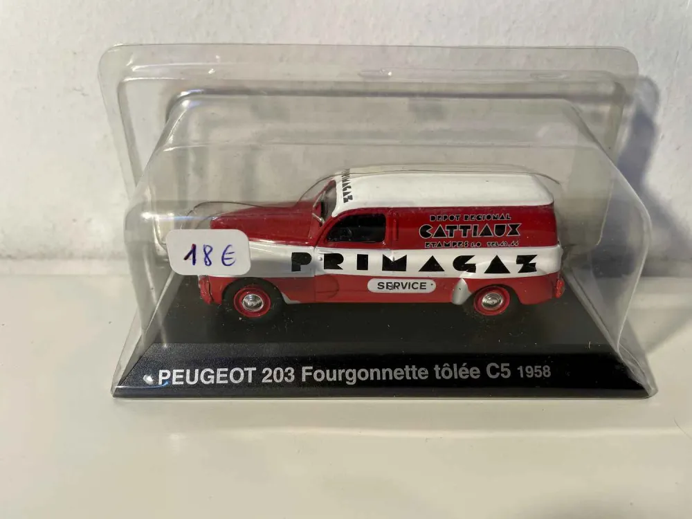 Furgone Peugeot 203 C5 rosso e bianco del 1958 (con pubblicità PRIMAGAZ)