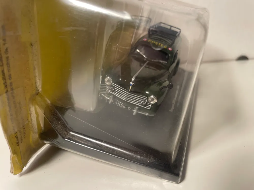 Furgone Peugeot 203 verde scuro del 1950, La Poste - PTT