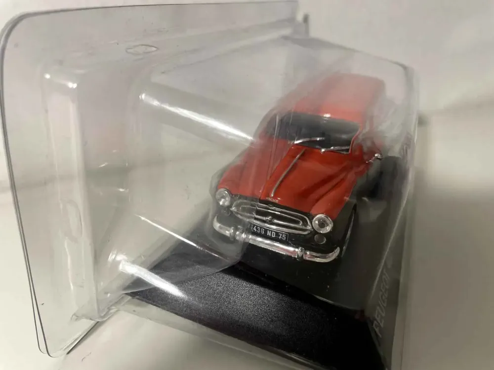 Furgone Peugeot 403 rosso e nero del 1962 (con pubblicità della profumeria Félix di Parigi)