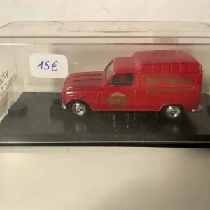 Il furgone rosso Renault 4 F6 pubblicizza l'intero universo