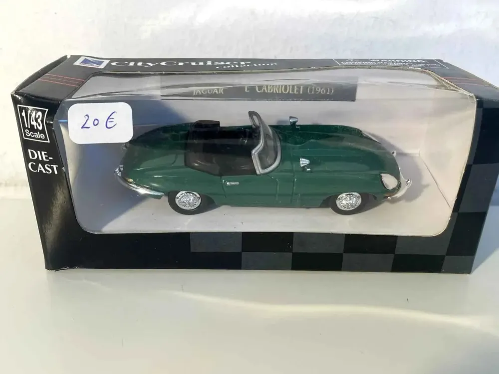 Jaguar E-Type decappottabile verde del 1961
