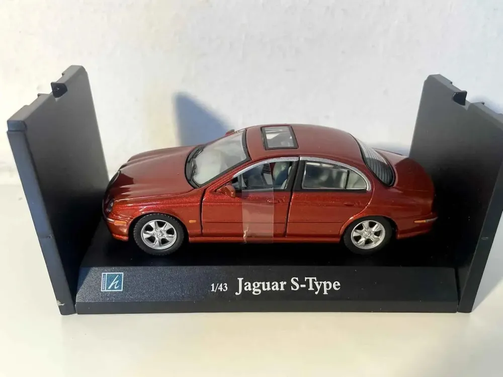 Jaguar S-type rosso scuro / bordeaux