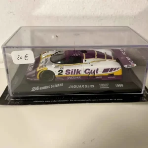 Jaguar XJR9 bianca, viola e gialla numero 2 (24 Ore di Le Mans 1988)