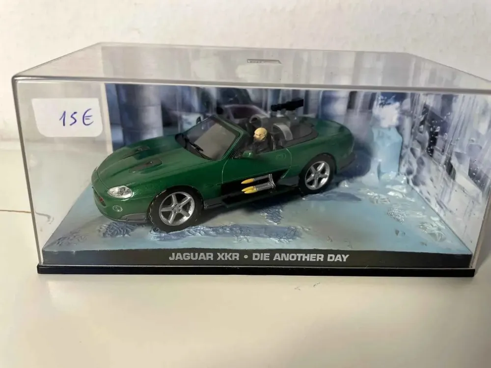 Jaguar XKR verde - JAMES BOND - LA MORTE PUÒ ANCHE ESSERE