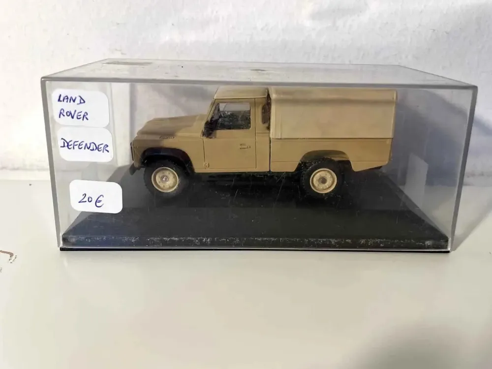 Land Rover Defender Military Light Brown (Collezione Solido)