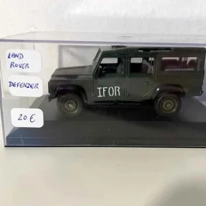 Land Rover Defender verde militare kaki (collezione Solido)