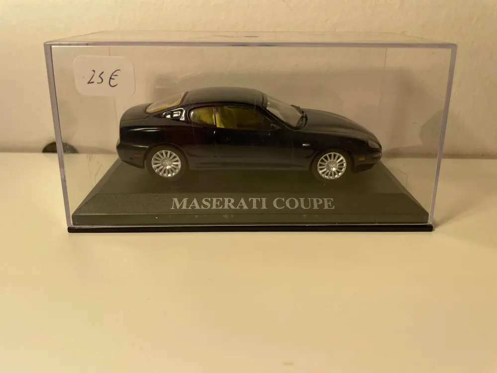 Maserati coupé blu scuro