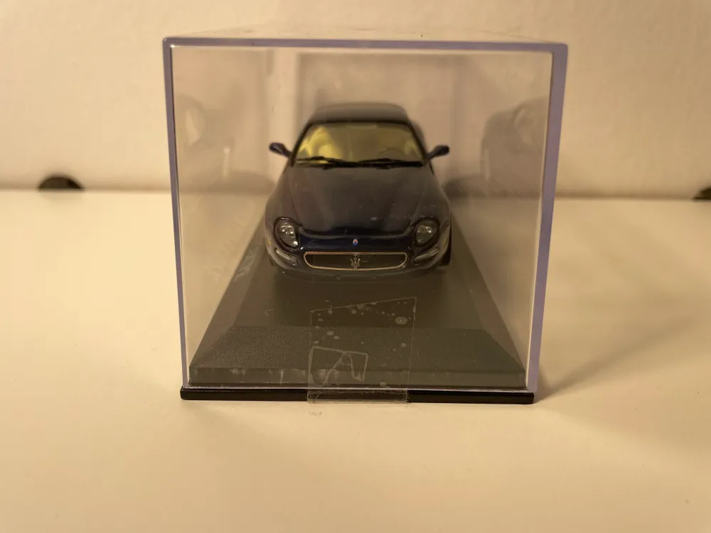Maserati coupé blu scuro