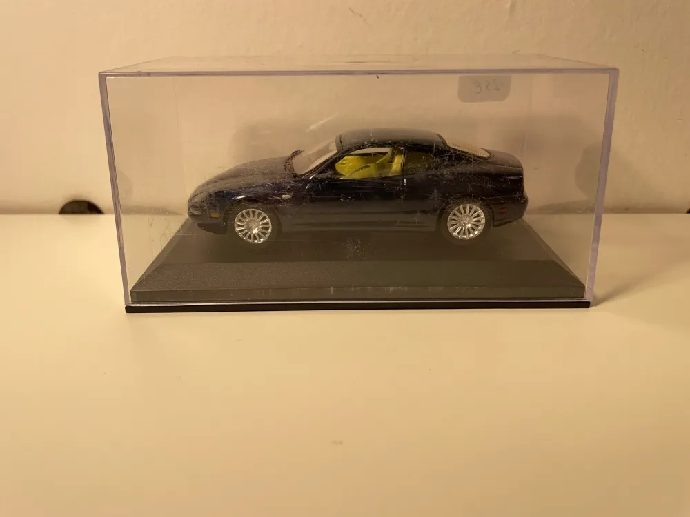 Maserati coupé blu scuro