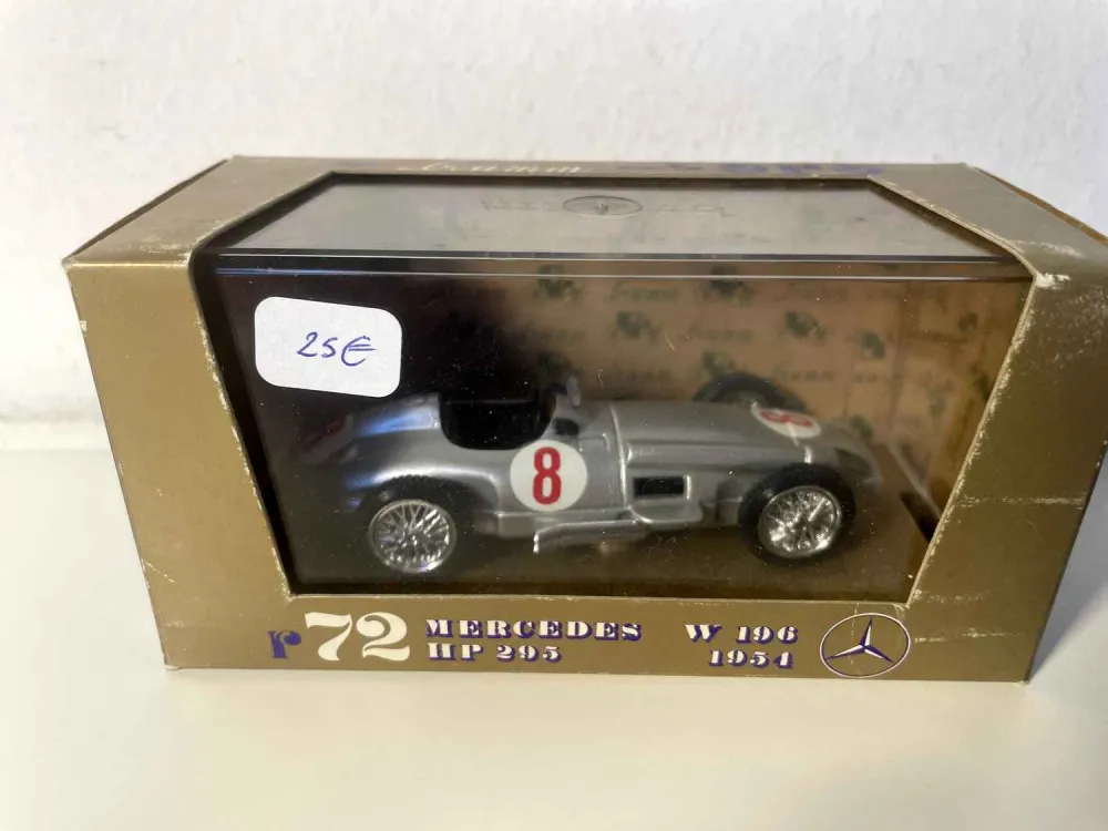 Mercedes W 196 HP 295 del 1954 grigia numero 8 - auto da corsa (Brumm R72)