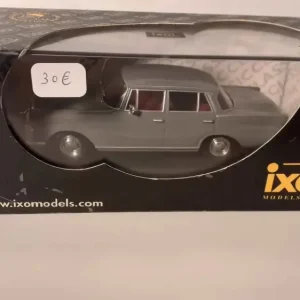 Mercedes 200D "Heckflosse" grigia del 1966 (riferimento modelli IXO CLC074)