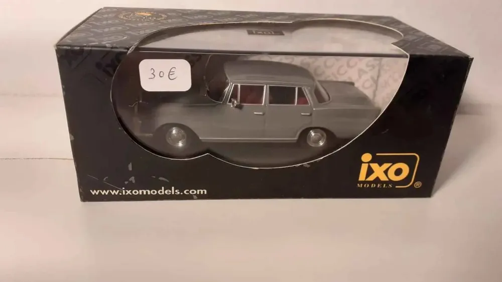 Mercedes 200D "Heckflosse" grigia del 1966 (riferimento modelli IXO CLC074)