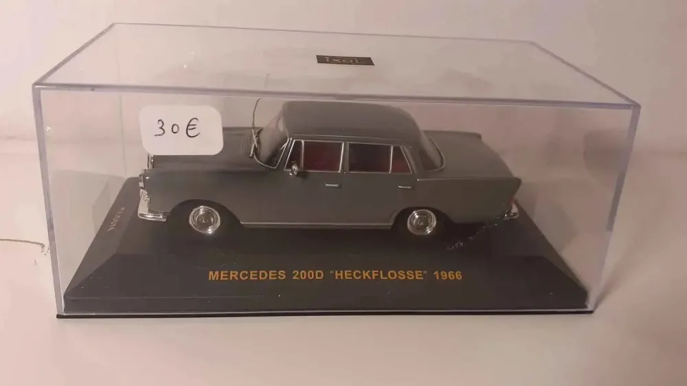 Mercedes 200D "Heckflosse" grigia del 1966 (riferimento modelli IXO CLC074)