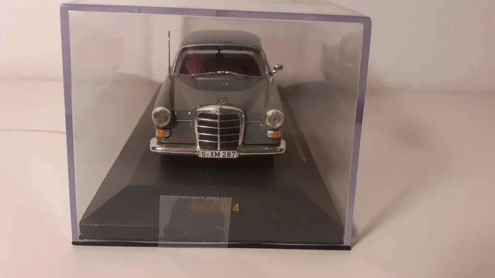 Mercedes 200D "Heckflosse" grigia del 1966 (riferimento modelli IXO CLC074)