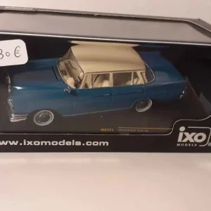 Mercedes 220 SE blu con tetto beige del 1959 (riferimento IXO Models CLC171)