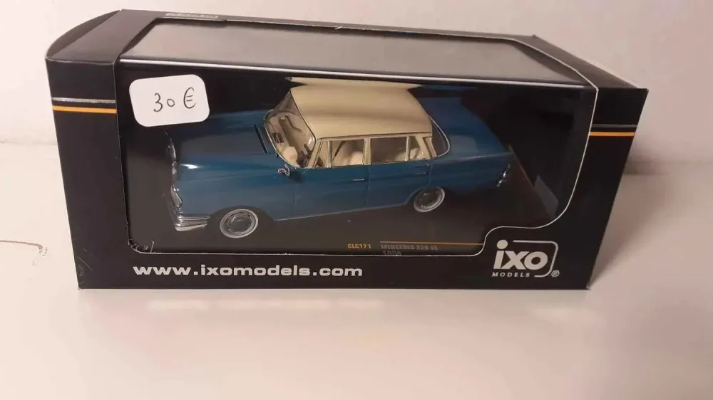 Mercedes 220 SE blu con tetto beige del 1959 (riferimento IXO Models CLC171)