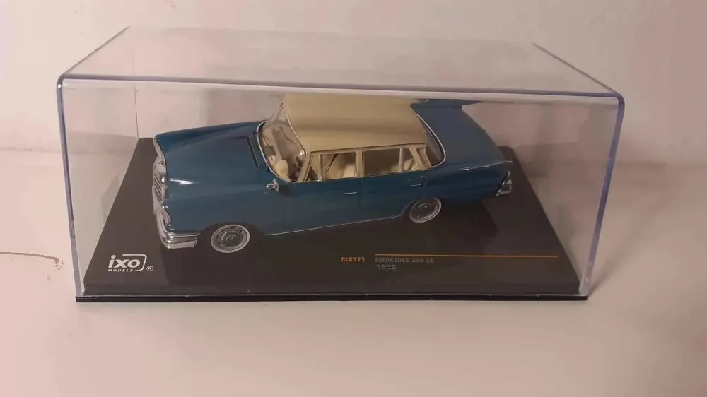 Mercedes 220 SE blu con tetto beige del 1959 (riferimento IXO Models CLC171)