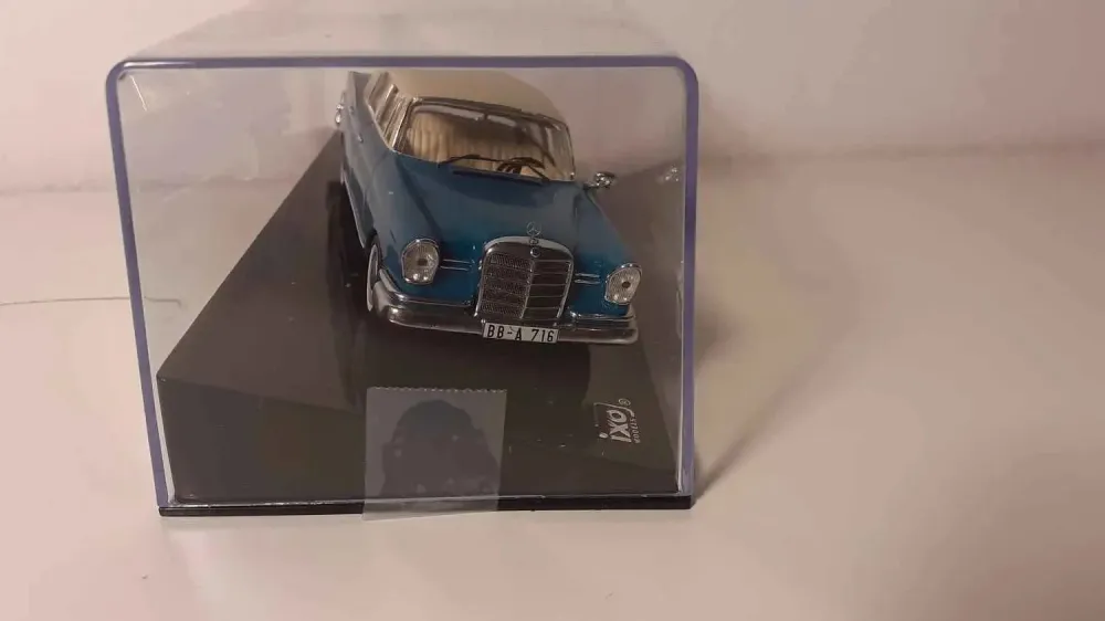 Mercedes 220 SE blu con tetto beige del 1959 (riferimento IXO Models CLC171)