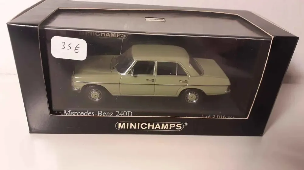 Mercedes-Benz 240D verde del 1973 (riferimento MINICHAMPS 400 034001)