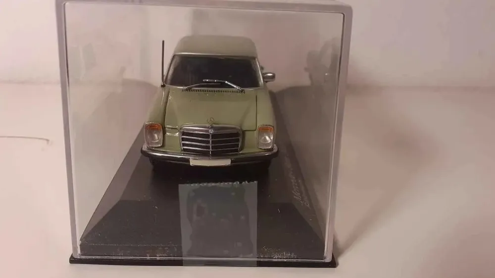 Mercedes-Benz 240D verde del 1973 (riferimento MINICHAMPS 400 034001)