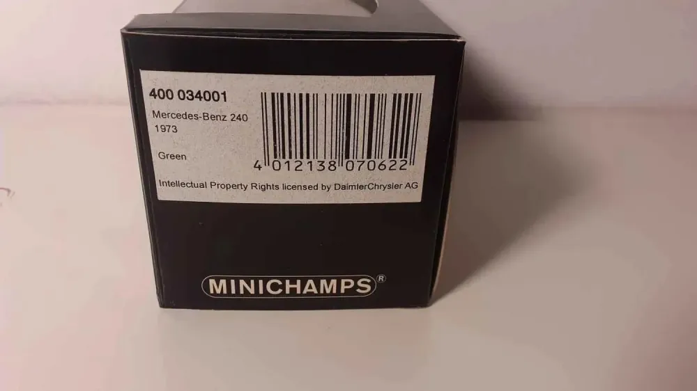 Mercedes-Benz 240D verde del 1973 (riferimento MINICHAMPS 400 034001)
