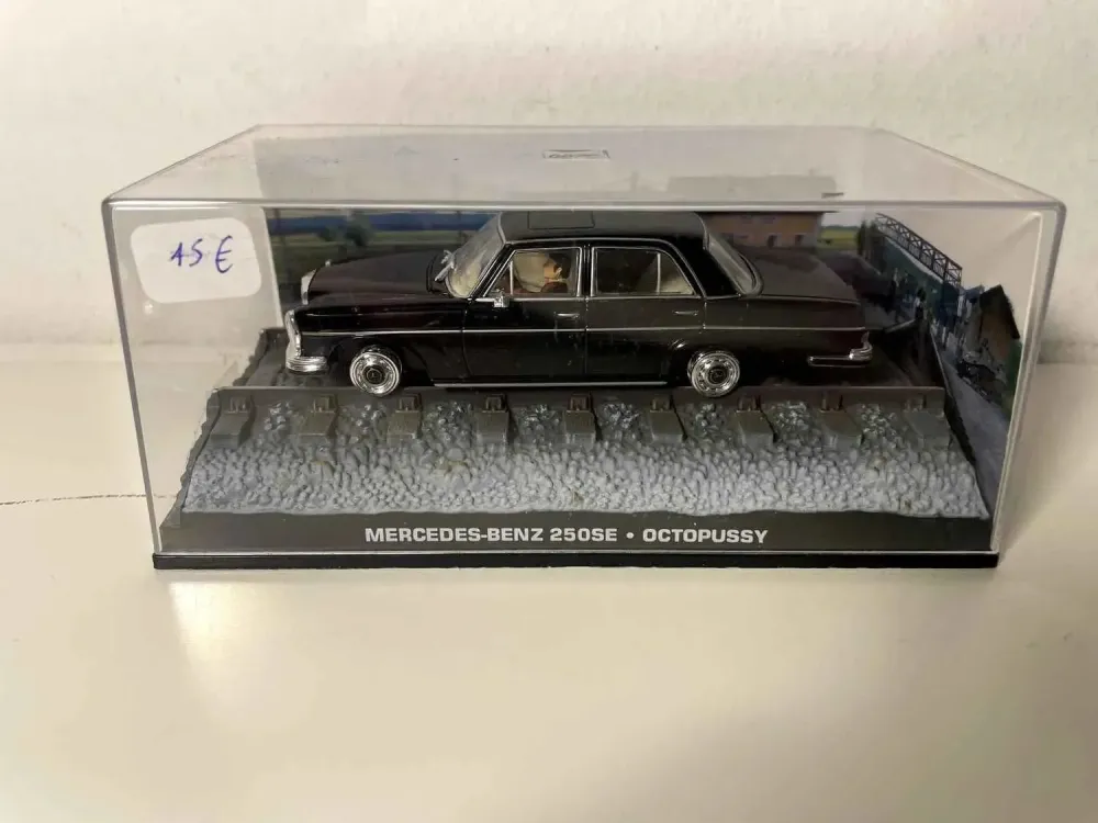 Mercedes-Benz 250SE - JAMES BOND - OCTOPUSSY