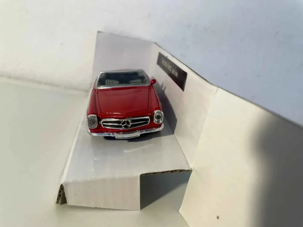 Mercedes-Benz 280SL rossa del 1968